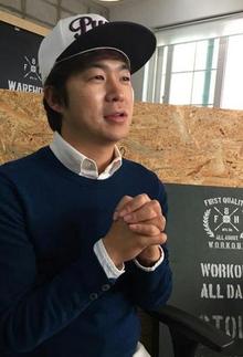 개그맨 홍인규(36)씨가 지난 7일 서울 마포구의 지인 사무실에서 <한겨레> 독자들을 향해 ‘해보면 달라져요’ 실천을 권하고 있다.  홍인규씨 제공