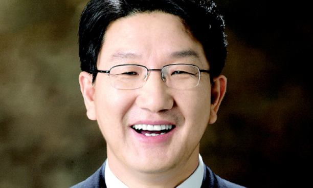 권성동 “박근혜 대통령 빨간 옷, 봄에 어울려서 입은 것”