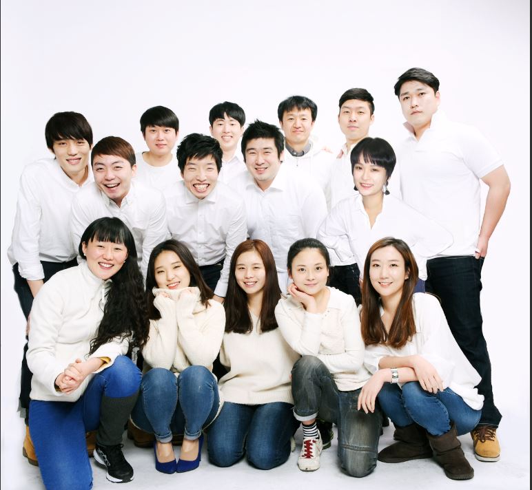 극단 신세계는 “이 시대가 불편해하는 진실들을 공연을 통해 자유롭게 하자”는 목표를 두고 있다. 왼쪽 아래부터 시계 반대방향으로 김수정 대표, 이은정, 김보경, 강지연, 김선기, 김형준, 박미르, 김정화, 박경찬, 하재성, 오우람, 이창현, 홍정민, 김두진, 권주영.  극단 신세계 제공