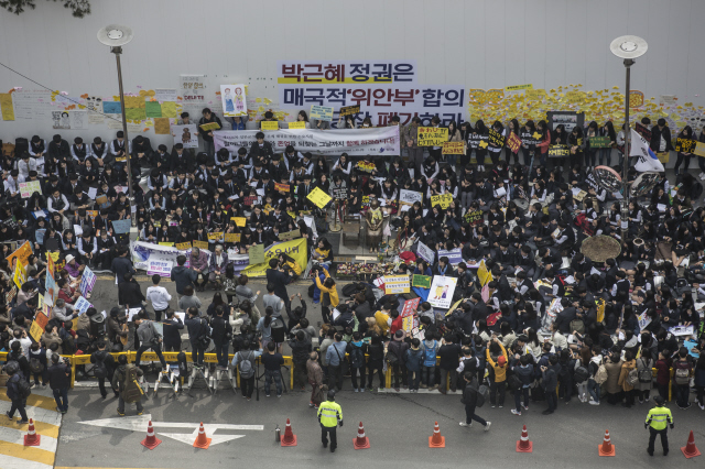 제1226차 일본군 ‘위안부’ 문제 해결을 위한 정기 수요시위가 많은 고등학생들이 참여한 가운데 13일 낮 서울 종로구 주한일본대사관 앞에서 열리고 있다. 　
김성광 기자 flysg2@hani.co.kr