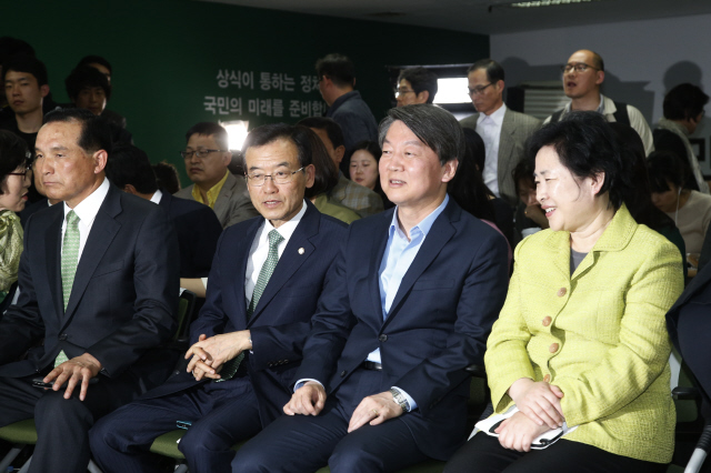 안철수 국민의당 공동대표(앞줄 오른쪽 둘째)가 13일 오후 서울 마포구 당사에서 당직자들과 함께 개표 방송을 지켜보면서 미소를 짓고 있다. 이정아 기자 leej@hani.co.kr