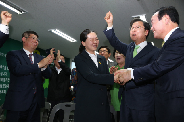 13일 오후 광주 광산구 국민의당 광주시당사에서 제20대 총선 광주 광산구을 출구조사에서 권은희 국민의당 후보(왼쪽)가 앞서는 것으로 나오자 천정배 공동대표(가운데)가 손을 들어 환호하고 있다. 광주/김태형 기자