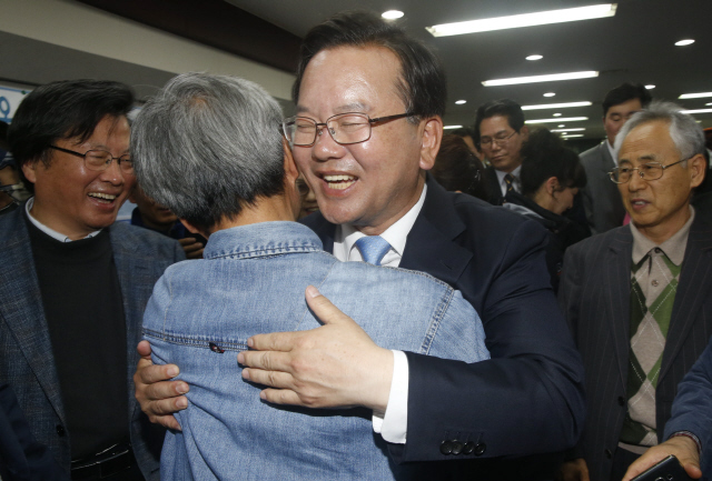 대구 수성구갑에 출마한 김부겸 더불어민주당 후보가 13일 저녁 초반 개표 결과가 앞선 것으로 나오자 범어동 선거사무소에서 지지자를 끌어안으며 기뻐하고 있다. 대구/김봉규 선임기자 bong9@hani.co.kr