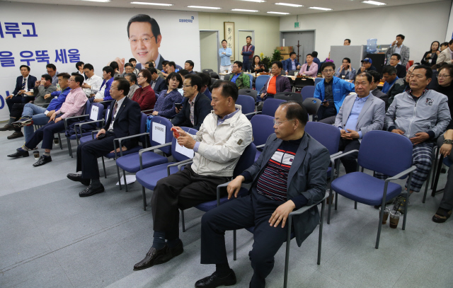 13일 오후 광주 광산구 이용섭 더불어민주당 후보 사무실에서 관계자들이 방송사 출구조사 결과 이 후보가 권은희 국민의당 후보에게 뒤지는 것으로 나오자 무거운 분위기 속에 텔레비전을 보고 있다. 광주/김태형 기자 xogud555@hani.co.kr