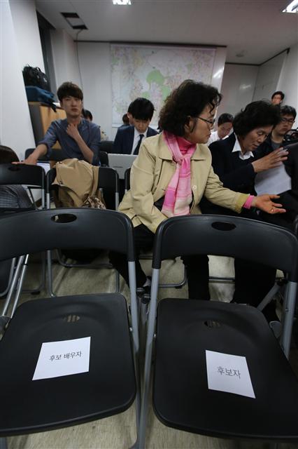 13일 오후 서울 종로구 내자동 선거사무소에서 방송3사 출구조사 결과 오세훈 새누리당 후보가 정세균 더불어민주당 후보에게 지는 것으로 나온 뒤 오 후보와 부인의 자리가 비어 있다. 연합뉴스