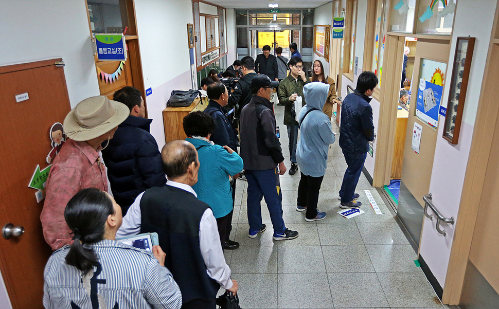 13일 오전 서울 종로구 경운동 서울경운학교 투표소에서 시민들이 투표를 하기 위해 기다리고 있다. 이정용 선임기자 lee312@hani.co.kr