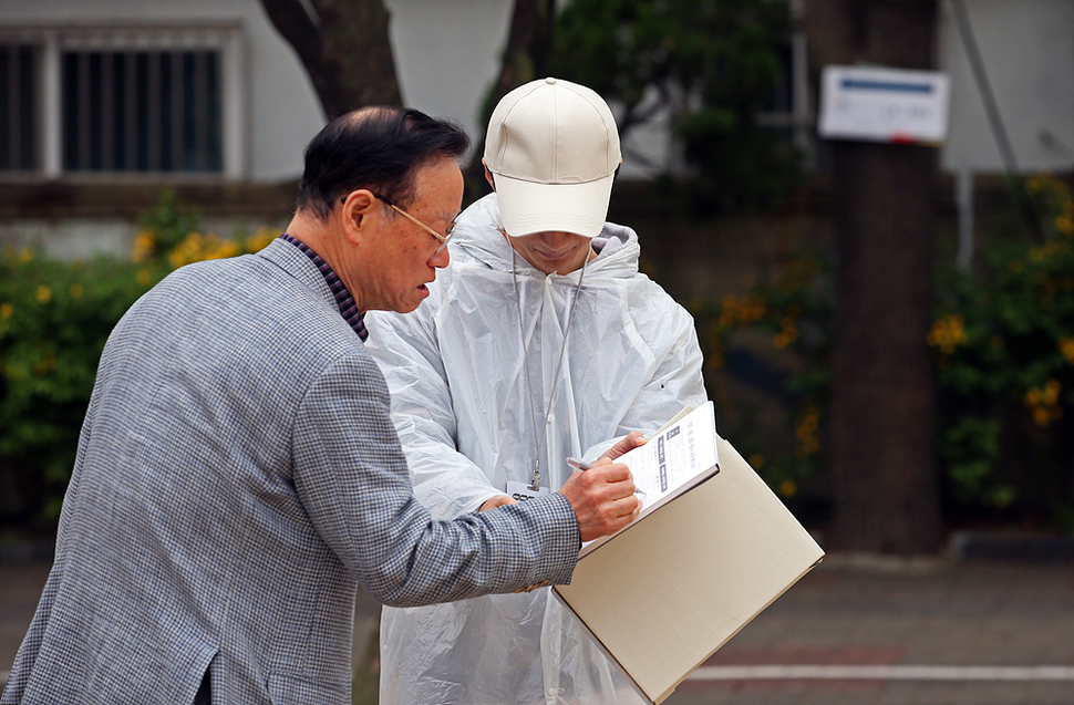 13일 오전 서울 종로구 경운동 서울경운학교 투표소입구에서 방송사들이 출구조사를 하고 있다. 이정용 선임기자 lee312@hani.co.kr