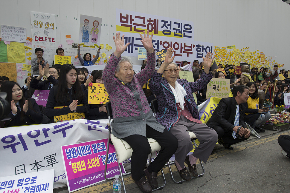 일본군 ‘위안부‘ 피해자인 길원옥(왼쪽), 김복동 할머니가 13일 낮 서울 종로구 일본대사관 앞에서 열린 제1226차 정기 수요 시위에 참가하고 있다. 김성광 기자 flysg2@hani.co.kr