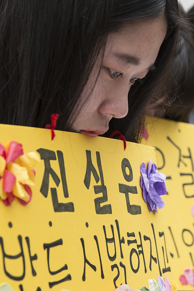 제1226차 일본군 ‘위안부‘ 문제 해결을 위한 정기 수요 시위가 13일 낮 서울 종로구 일본대사관 앞에서 열리고 있다. 김성광 기자 flysg2@hani.co.kr