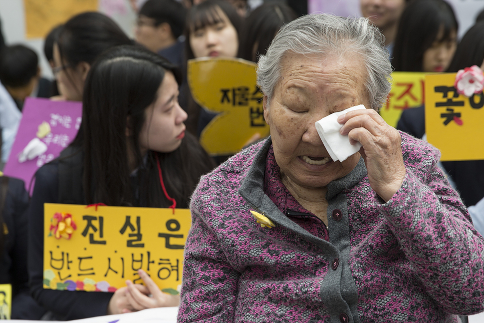 일본군 ‘위안부‘ 피해자인 길원옥 할머니가 13일 낮 서울 종로구 일본대사관 앞에서 열린 제1226차 정기 수요 시위에 참가해 눈물을 닦고 있다. 김성광 기자 flysg2@hani.co.kr