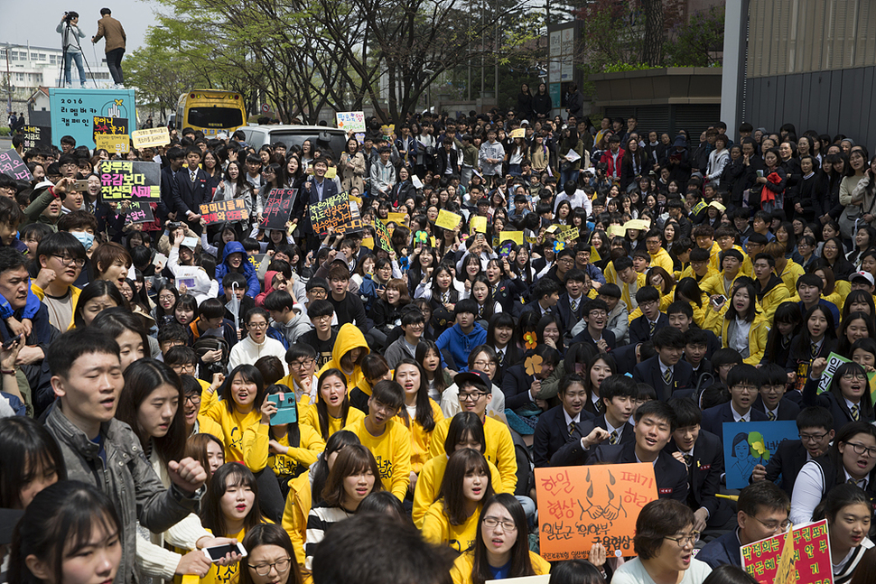 제1226차 일본군 ‘위안부‘ 문제 해결을 위한 정기 수요 시위가 13일 낮 서울 종로구 일본대사관 앞에서 열리고 있다. 김성광 기자 flysg2@hani.co.kr