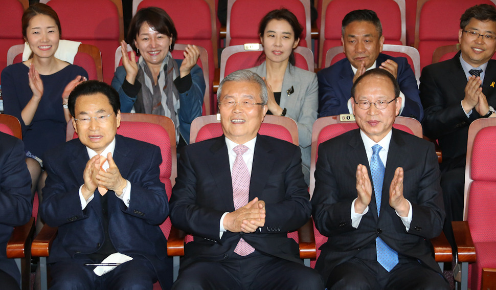 김종인 더불어민주당 비대위 대표와 비례대표 후보, 당직자들이 13일 오후 투개표상황실이 마련된 국회 의원회관 대회의실에서 소속 후보들이 선전한 출구조사 결과가 발표되자 환호하고 있다. 이정우 선임기자 woo@hani.co.kr