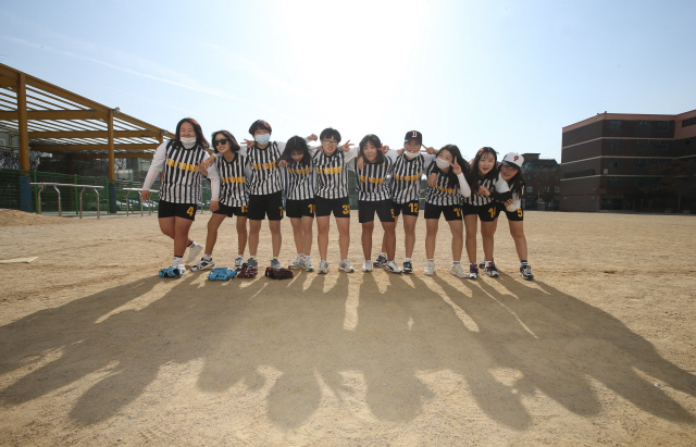 대영중학교 티볼 스포츠클럽 선수들이 지난달 30일 카메라 앞에서 재미있는 표정으로 끼를 발산하고 있다.
신소영 기자