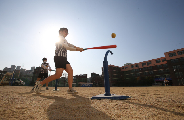 대영중학교 티볼 스포츠클럽 선수들이 지난달 30일 서울 영등포구 신길5동의 학교 운동장에서 수업을 마치고 모여 타격 연습을 하고 있다. 신소영 기자 viator@hani.co.kr