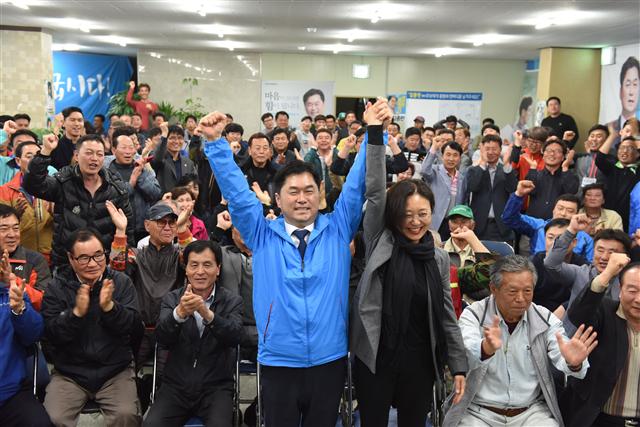 충남 논산·계룡·금산 선거구에 출마한 김종민 더민주 당선자가 14일 새벽 이인제 새누리당 후보를 제치고 당선을 확정 지은 뒤 부인 홍윤정씨와 함께 손을 들어 답례하고 있다. 사진 김종민 당선자 선대위 제공 