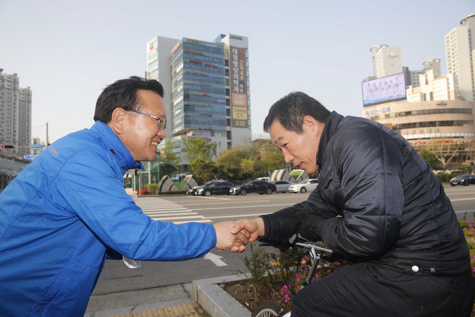 김부겸 더불어민주당 당선인(대구 수성갑)이 14일 오전 대구 수성구 범어네거리에서 시민들에게 당선인사를 하고 있다.  대구/ 김봉규 선임기자 bong9@hani.co.kr