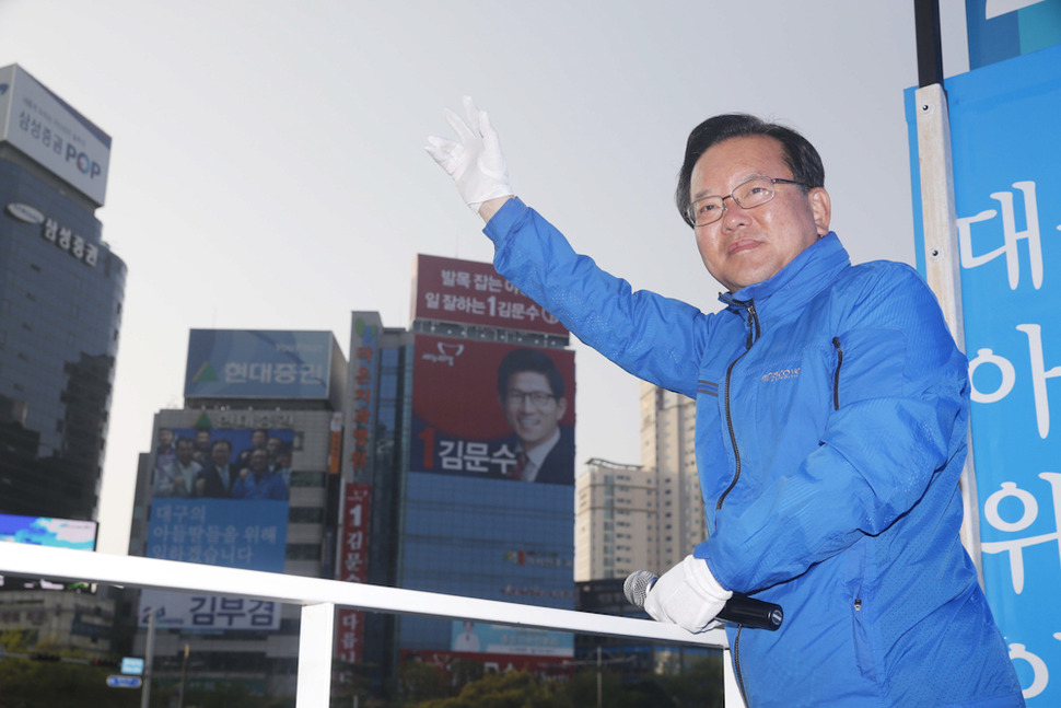 김부겸 더불어민주당 당선인(대구 수성갑)이 14일 오전 대구 수성구 범어네거리에서 시민들에게 당선인사를 하고 있다.  대구/ 김봉규 선임기자 bong9@hani.co.kr