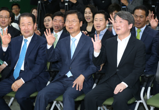 국민의당 안철수(앞줄 오른쪽)·천정배(앞줄 가운데) 공동대표와 국회의원 당선자 등이 15일 오전 서울 마포 당사에서 열린 선거대책위 해단식에서 박지원 의원이 선창한 “오케이(OK) 3번”을 따라 외치며 활짝 웃고 있다.  강창광 기자 chang@hani.co.kr