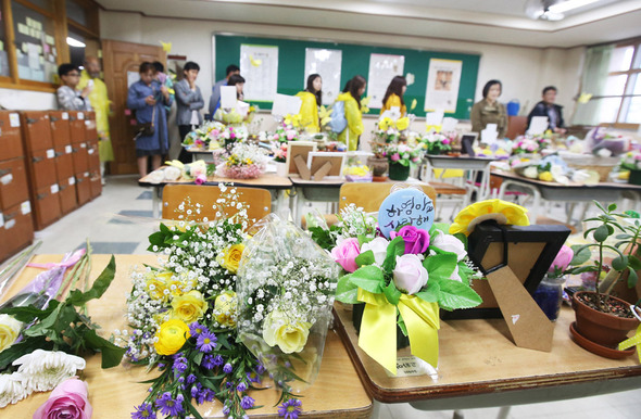 경기도 안산시 단원구 단원고등학교 존치교실을 추모객들이 둘러보고 있다. 연합뉴스