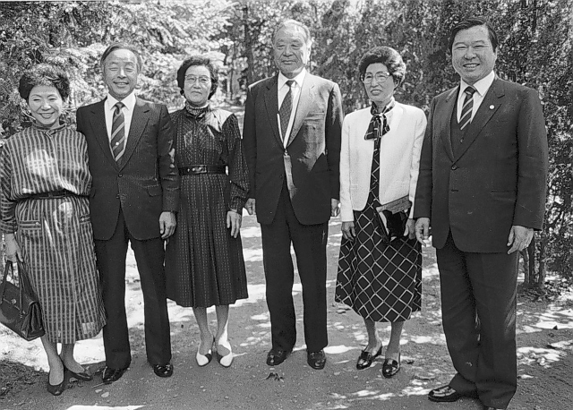 1986년 내내 대통령 직선제 개헌 서명운동이 확산되면서 5공화국 정권의 탄압 강도도 날로 거세졌다. 민추협 공동의장인 김대중과 김영삼, 신민당 총재 이민우는 수시로 만나 직선제 개헌 추진 방안을 논의했다. 86년 9월23일 경기도 고양시 벽제의 한 음식점에서 손명순·김영삼(왼쪽부터), 김동분·이민우, 이희호·김대중 부부가 동반 모임을 한 모습이다. 86년 10월초 아시안게임이 끝난 직후 동교동을 긴장시켰던 ‘전두환 정권의 친위쿠데타와 김대중 체포설’은 훗날 박철언 회고록을 통해 사실로 확인됐다. 사진 김대중평화센터 제공