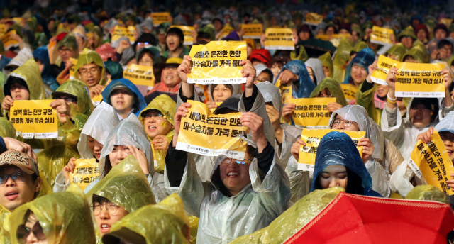 16일 저녁 서울 광화문 광장에서 ‘세월호 참사 2년 기억·약속·행동 문화제’가 416가족협의회와 4.16연대 주최로 열려 비가 오는 궂은 날씨에도 세월호 유가족을 비롯해 시민 1만2000명(경찰추산 4500명)이 추모제를 지켜보고 있다. 김경호 선임기자 jijae@hani.co.kr