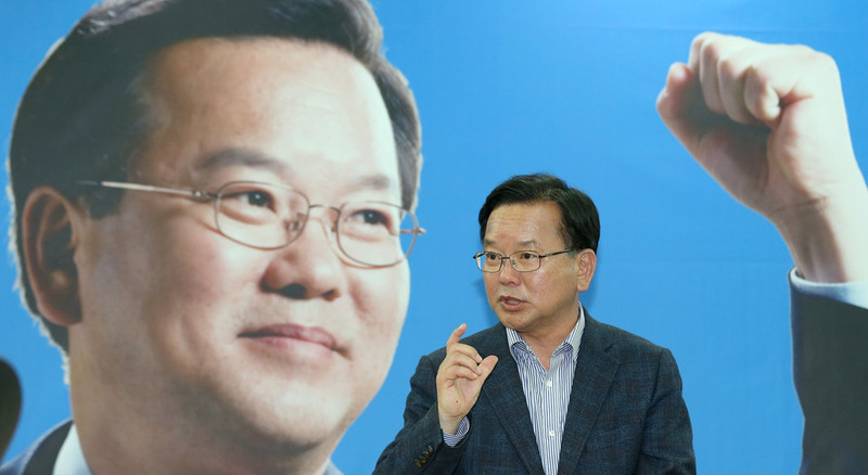 더불어민주당 김부겸 당선인(대구 수성갑)이 14일 오후 대구 수성구 범어동 자신의 선거사무소에서 기자회견을 열고 자신의 입장을 밝히고 있다. 연합뉴스
