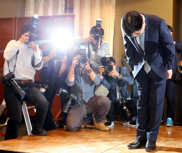 고개숙인 롯데   김종인 롯데마트 대표이사가 18일 오전 서울 중구 소공동 롯데호텔에서 가습기 살균제 피해에 대한 보상 약속을 발표하면서 고개를 숙이고 있다.  김태형 기자 xogud555@hani.co.kr