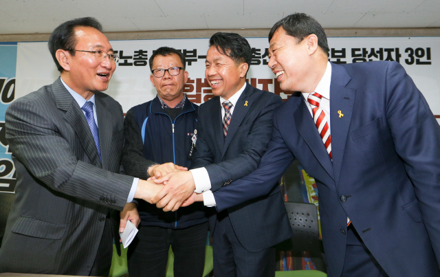 전국민주노동조합총연맹이 지지를 보내 20대 총선에 당선된 노회찬(왼쪽), 윤종오(오른쪽 둘째), 김종훈(오른쪽) 당선자가 18일 오전 서울 중구 민주노총 대회의실에서 최종진 민주노총 위원장 직무대행(왼쪽 둘째)을 만나 함께 손을 맞잡고 있다. 이들은 파견근로자보호법과 근로기준법 등 박근혜 정부가 추진 중인 노동4법 개정에 반대하는 뜻을 밝혔다.  김정효 기자 hyopd@hani.co.kr