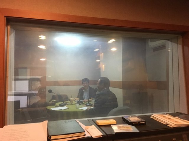 18일 오후, '노유진의 정치카페' 출연진들이 여의도의 한 녹음실에서 마지막 방송을 하고 있다. 사진 백정현 피디 제공