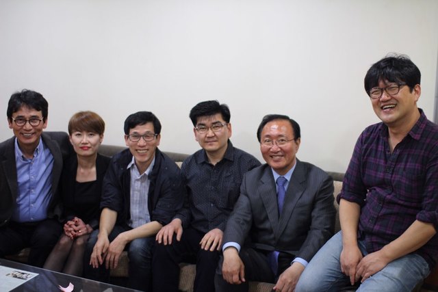 유시민 전 보건복지부 장관, 조한아 피디, 진중권 동양대 교수, 문영범 소닉 스튜디오 대표, 노회찬 당선자, 백정현 피디가 마지막 방송을 마치고 기념 사진을 촬영했다. 사진 백정현 피디 제공