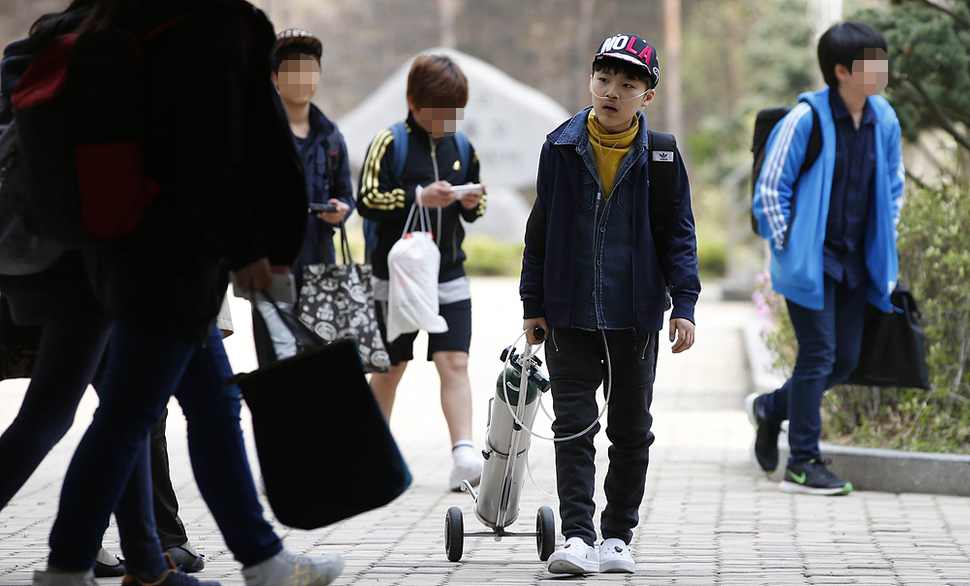 가습기 살균제 피해자 임성준(13) 학생이 18일 오후 산소호흡기를 끌고 경기 용인시의 한 초등학교에서 하교를 하고 있다. 용인/김봉규 선임기자 bong9@hani.co.kr