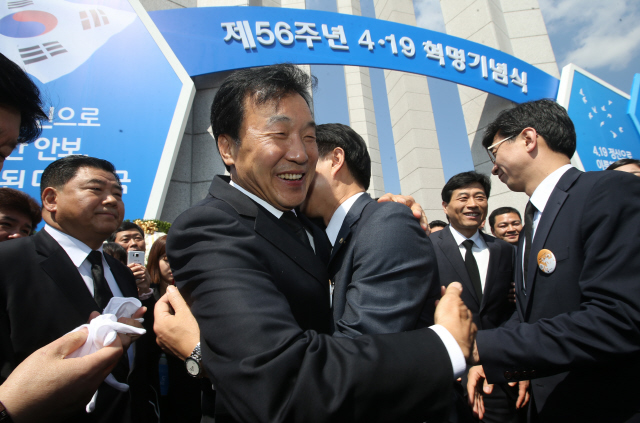 손학규 전 더불어민주당 상임고문이 19일 오전 서울 강북구 수유동 국립 4.19 민주묘지를 참배한 뒤 조정식 더민주 국회의원 당선자(경기 시흥을)와 인사하고 있다.  신소영 기자 viator@hani.co.kr