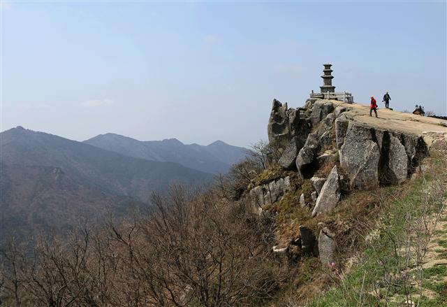 비슬산(1084m) 대견사 앞 바위 끝에 세워진 3층석탑.  사진 이병학 선임기자