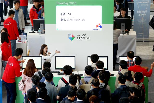 20일 오전 서울 강남구 삼성동 코엑스에서 열린 ‘티맥스오에스(TmaxOS)’ 발표회를 찾은 관람객들이 제품을 체험해 보고 있다. 연합뉴스