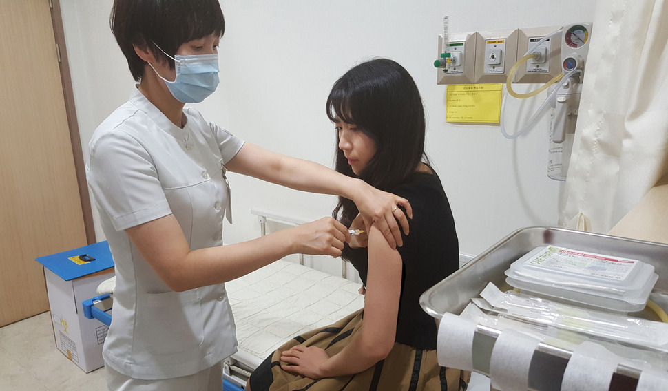 A형 간염 예방접종을 받고 있는 모습. A형 간염은 야외 활동이 많은 봄철에 많이 걸리며, 이 간염 바이러스에 대한 항체가 없는 20~30대가 걸리면 증상이 심하게 나타나는 특징이 있다. 사진 비에비스 나무병원 제공