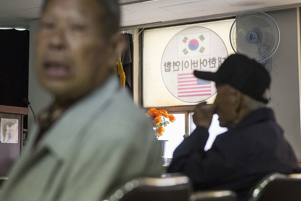 21일 오전 서울 종로구 대한민국어버이연합 사무실에서 회원들이 뉴스를 보고 있다. 김성광 기자 flysg2@hani.co.kr