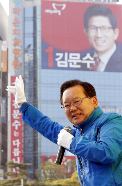 김부겸 더불어민주당 당선자(대구 수성갑)가 14일 오전 대구 수성구 범어네거리에서 시민들에게 당선인사를 하고 있다. 김 당선자 뒤로 총선에서 맞붙었던 새누리당 김문수 후보 사진이 걸려 있다.
대구/김봉규 선임기자 bong9@hani.co.kr