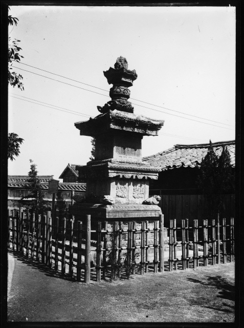  1911년 명동성당 부근에 있던 지광국사현묘탑. 원주 법천사터에서 옮긴 직후 찍은 것으로, 현재 남아 있는 가장 오래된 탑의 사진이다.    