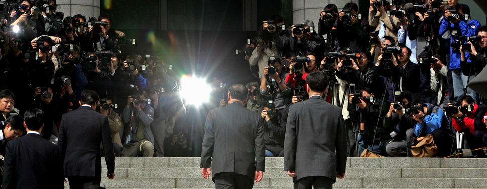 현대ㆍ기아차 그룹의 비자금 조성, 계열사 부채탕감, 경영권 편법승계 혐의를 받고 있는 정몽구 회장이 2006년 4월 24일 오전 검찰의 조사를 받기 위해 서울 서초동 대검찰청으로 출두하고 있다. 김태형 기자 xogud555@hani.co.kr