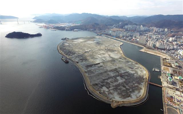 경남 창원시 마산 앞바다에 건설되고 있는 국내 최대 해상 인공섬의 모습. 창원시는 2018년 인공섬이 완공되면, 섬 위에 2023년까지 마산해양신도시를 조성할 계획이다.    창원시 제공