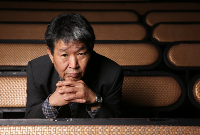 극단 ‘76단’이 창립 40돌을 맞아 올리는 기념공연 <리어의 역>을 쓰고 연출한 기국서 연출가가 21일 오후 서울 종로구 혜화동 선돌극장에서 <한겨레>와 인터뷰하고 있다.  김정효 기자 hyopd@hani.co.kr