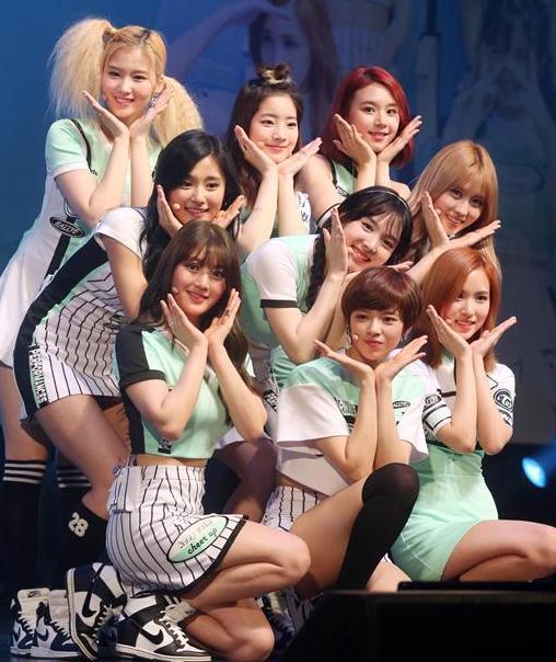 그룹 트와이스가 25일 오후 서울 광진구 예스24 라이브홀에서 열린 두 번째 미니앨범 <페이지 투> 발매 기념 쇼케이스에서 자세를 취하고 있다.  연합뉴스