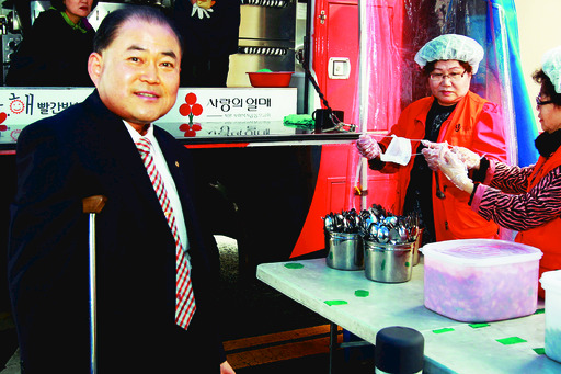 조용모 목사(왼쪽)가 노숙인을 위해 빨간 밥차에서 급식 봉사를 하고 있다.