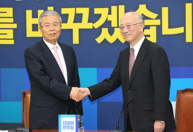 김종인 더불어민주당 비상대책위원회 대표(왼쪽)가 26일 오후 국회에서 벳쇼 고로 주한 일본대사의 예방을 받고 인사를 나누고 있다. 이 자리에서 김 대표는 ‘한·일 위안부 협상은 무효’라는 당의 기존 입장과 달리 “한·일 합의를 빨리 이행해야 한다”고 말했다. 강창광 기자
