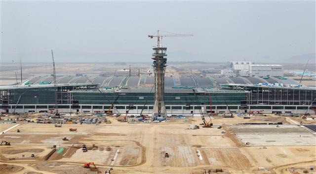 인천국제공항 제2여객터미널 상량식이 강호인 국토교통부 장관, 정일영 인천국제공항공사 사장 등이 참석한 가운데 26일 열렸다. 제2여객터미널은 인천국제공항 3단계 건설사업의 핵심시설로 완공되면 여객처리능력이 연 1800만명 가랑 늘어난다. 사진은 인천공항 관제탑에서 바라본 제2여객터미널 모습. 인천공항/연합뉴스