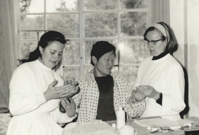 소록도병원에서 맨손으로 한센인을 보살피고 있는 마가렛(왼쪽)과 마리안느(오른쪽) 수녀.