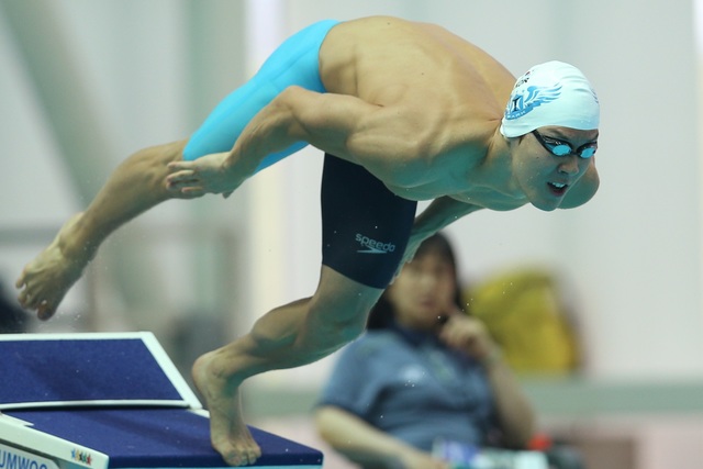  박태환이 27일 광주남부대수영장에서 열린 동아수영대회 겸 국가대표선발전 자유형 400m에서 물로 뛰어들고 있다.  광주/연합뉴스