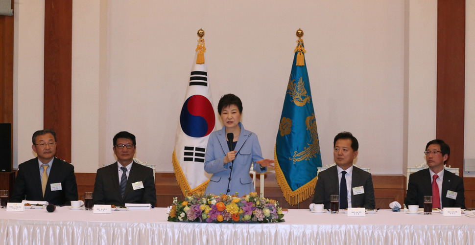 박근혜 대통령이 26일 낮 청와대에서 중앙언론사 편집·보도국장 오찬 간담회에서 모두발언하고 있다. 연합뉴스