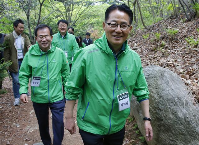 박지원 국민의당 의원이 27일 오전 경기도 양평 한화리조트에서 열린 20대 총선 당선인 워크숍에서 참석자들과 아침 산책을 하고 있다. 박 의원은 이날 원내대표로 합의추대됐다. 양평/연합뉴스