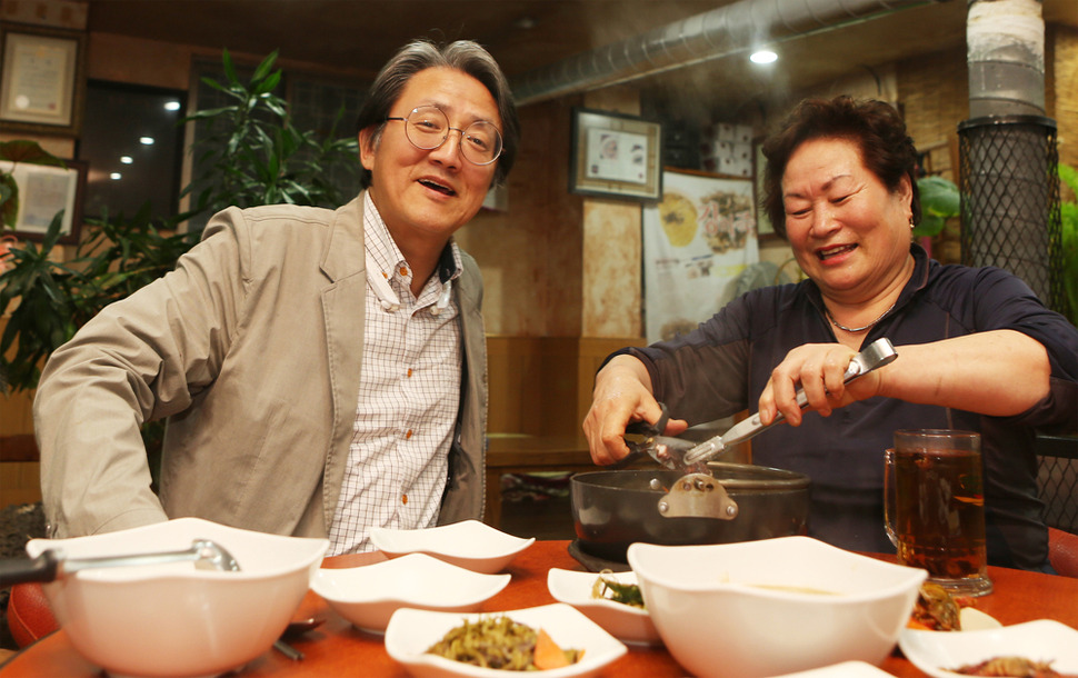 양용진 원장(왼쪽)이 ‘모메존식당’ 주인 한수열씨와 제주 음식에 대해 얘기 나누고 있다. 사진 박미향 기자